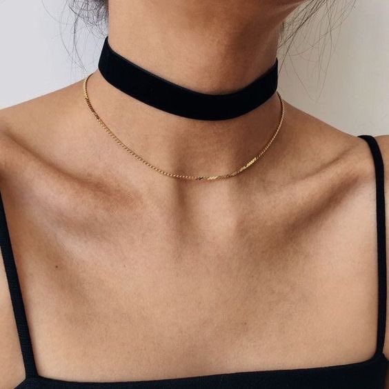 Ana1997007's tweet photo. While everyone thinks I'm looking up necklaces I'm really checking out the models bone structure. #proana #bones #collarbone #thin https://t.co/tDoUhxaj60