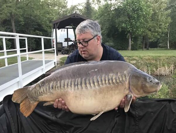 karperltd's tweet photo. Wayne Masterman with some stunning fish bagged on the KARPER Dispersion Chocmint and KARPER Dispersion Peachamino popups. Check out that zip!! #karperltd #karperbaits #dispersion #TheEdge https://t.co/vzxFIYQuo5