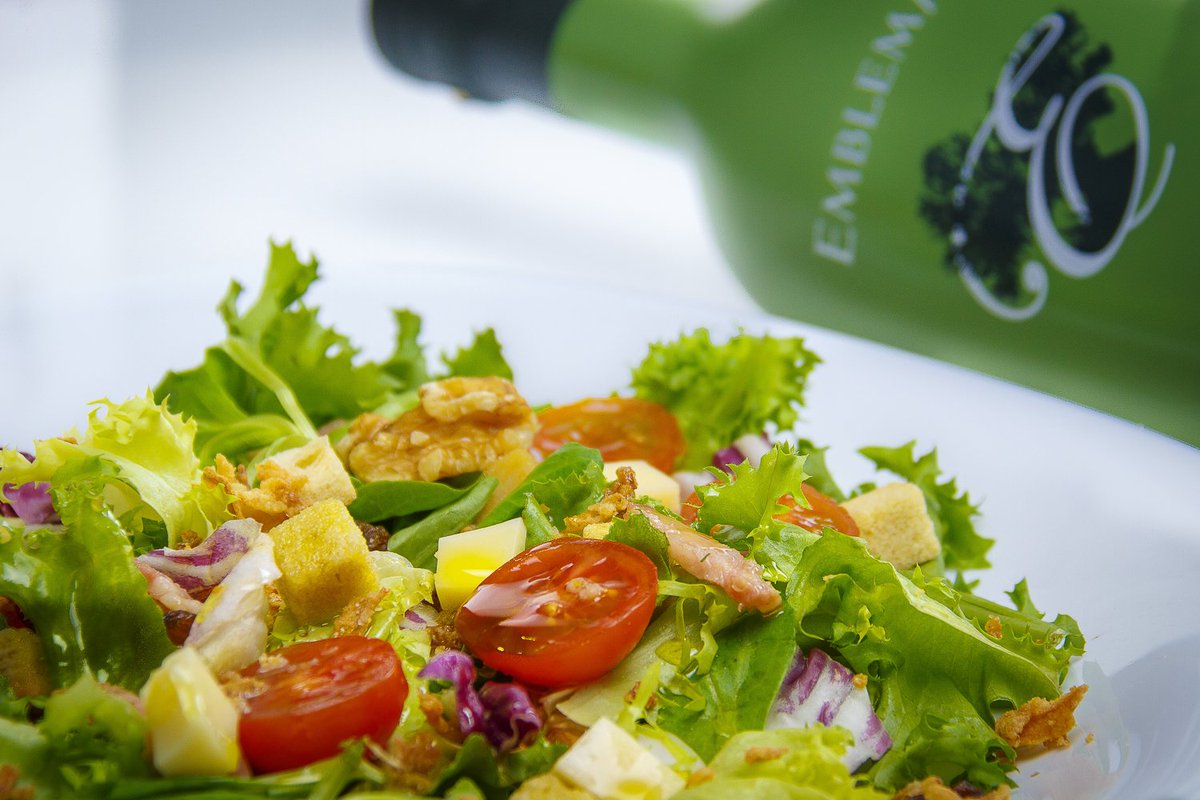 Buenos días desde #Carchelejo, el tiempo empieza a acompañar, apetecen alimentos fresquitos y sobre todo saludables, prueba a regar una ensalada con nuestro #AOVE #Emblema #PrimerManzanilloenelMundo y ya no podrás parar.😋😋