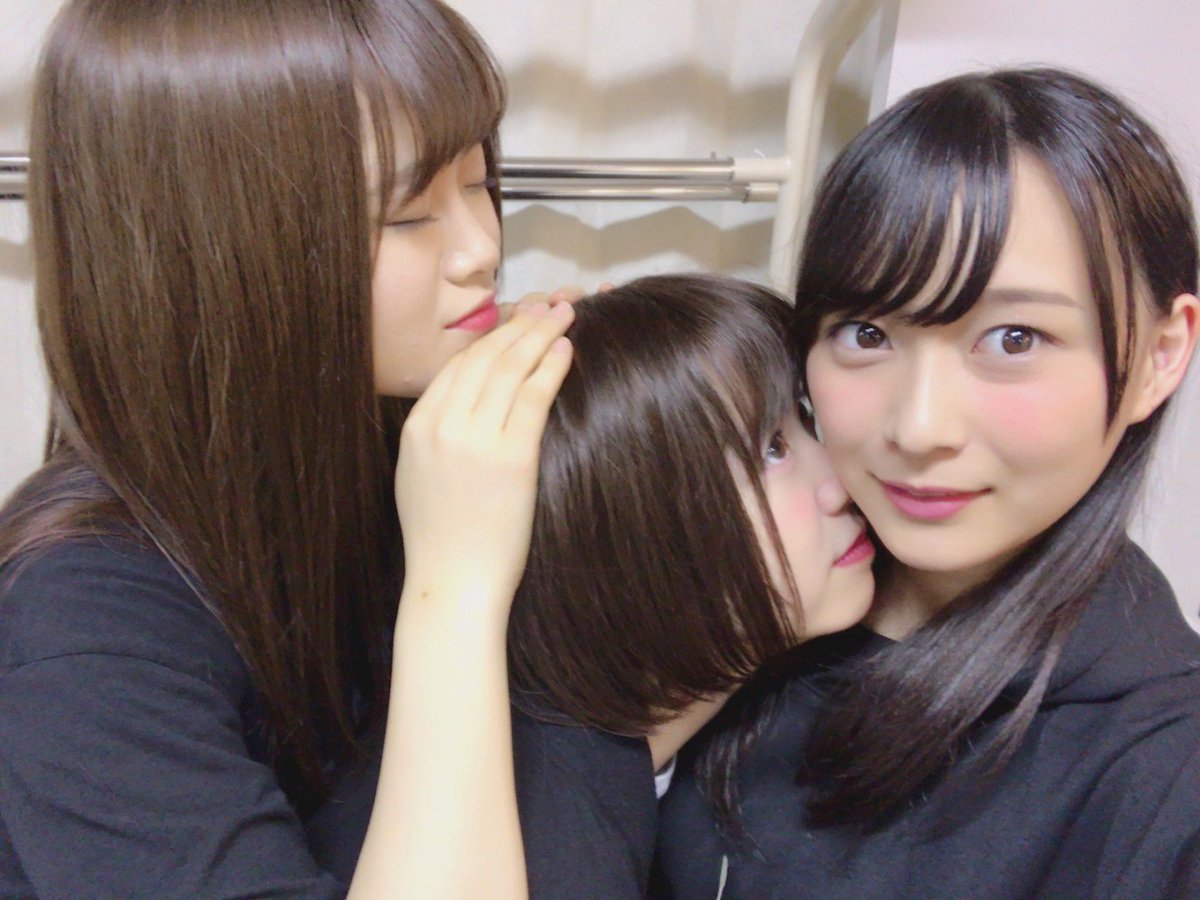 ミーグリ買う Twitterissa 秋鳥姉妹 キスの日 左端で案件起き過ぎなgif