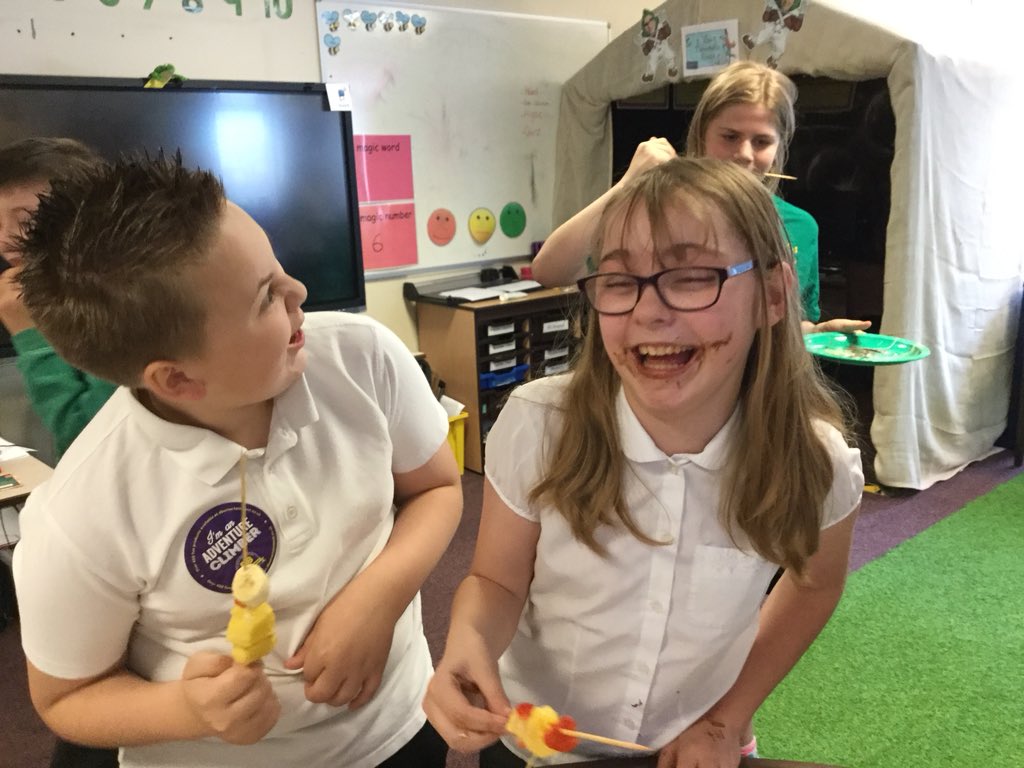 AbbeysL5's tweet image. We had a fruitastic morning making fruit kebabs and drizzling them with mouthwatering chocolate! We even got to try some exotic fruits like papaya and pineapple! 🍫🍌🍍🍋🍈🍎#scrumdiddlyumptious #expressphase