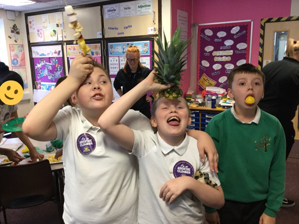 AbbeysL5's tweet image. We had a fruitastic morning making fruit kebabs and drizzling them with mouthwatering chocolate! We even got to try some exotic fruits like papaya and pineapple! 🍫🍌🍍🍋🍈🍎#scrumdiddlyumptious #expressphase
