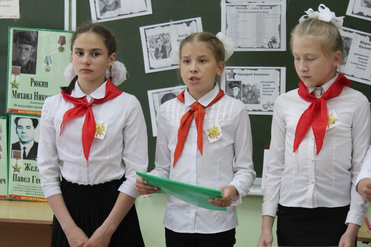 vesti50's tweet photo. В Арсеньевской школе состоялось торжественное мероприятие, посвященное Дню Пионерии 

Растрогала ребят история военного детства Александры Сергеевны Никифоровой, которой на момент начала войны было всего 9 лет. 
Подробнее читайте тут: https://t.co/1F1tJfxEQr https://t.co/6oNLlnldzL