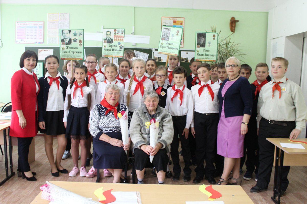 vesti50's tweet photo. В Арсеньевской школе состоялось торжественное мероприятие, посвященное Дню Пионерии 

Растрогала ребят история военного детства Александры Сергеевны Никифоровой, которой на момент начала войны было всего 9 лет. 
Подробнее читайте тут: https://t.co/1F1tJfxEQr https://t.co/6oNLlnldzL