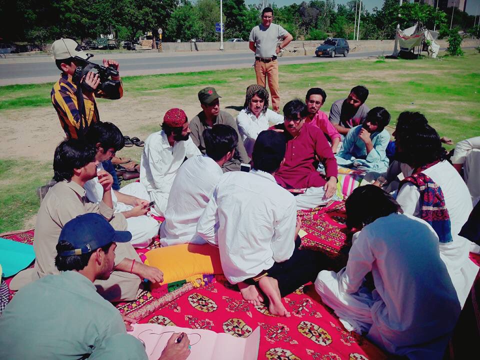 Dr_GMThaheem's tweet photo. Students for Mehran Council Quaid e Azam University islamabad sitting on Protest for missing Persons of sindh in open sky after Islamabad Police demolished their peaceful camp at National press Club Islamabad
#RelaseMissingPersons https://t.co/xEHILubkPU