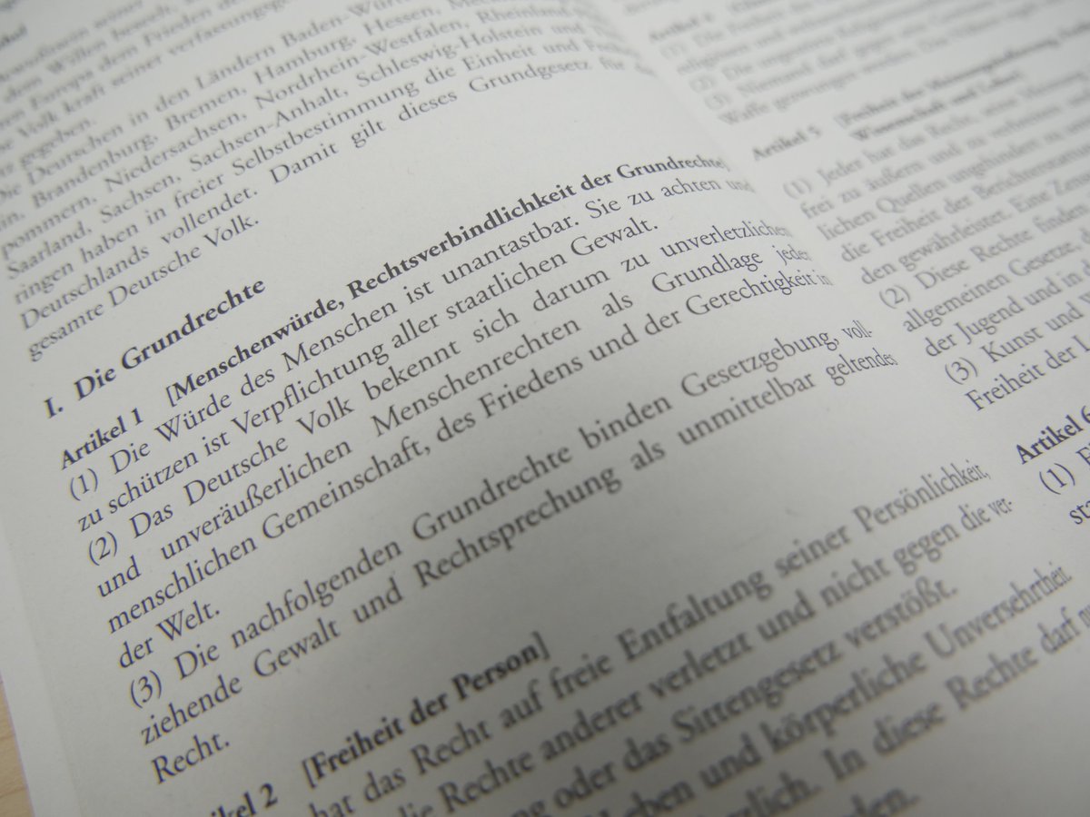 rlpNews's tweet photo. „Die Würde des Menschen ist unantastbar“ - Artikel 1 des  Grundgesetzes, das heute 69. Geburtstag feiert 🎂. Ministerpräsidentin Malu #Dreyer: „Grundgesetz schützt unser aller Leben in Demokratie und Freiheit. Deswegen müssen auch wir es vor seinen Feinden beschützen.“ https://t.co/JaarZg2Fzg