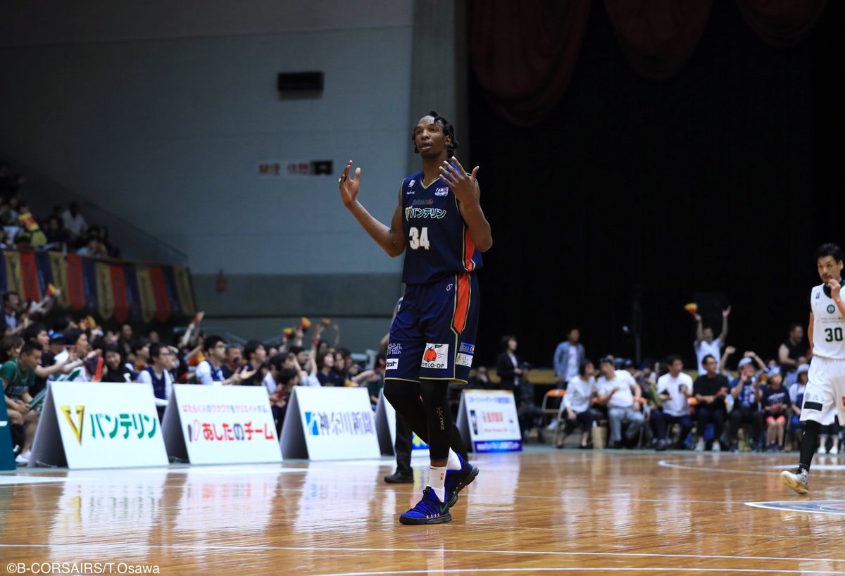 横浜ビー コルセアーズ サビート選手が帰国しました 出発前はチームメイトと過ごし 空港ではたくさんのブースターがお見送りしてくれました 深夜のフライトだったにも関わらずどうもありがとうございました ハシーム サビート マンカ ビーコル