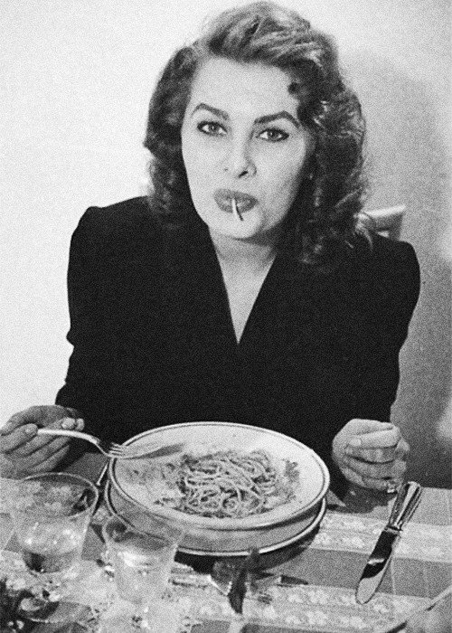 giuliobasoccu's tweet photo. #DiarioSemiSerioDiUnChirurgoEstetico
“Ogni donna può figurare al meglio se sta bene dentro la sua pelle. Conta come si brilla.” #SophiaLoren sostiene che il merito della sua bellezza siano gli #Spaghetti! Fatene tesoro e non demonizzate il cibo: piacere, gusto e convivialità ❤️ https://t.co/8g0BibX5TP