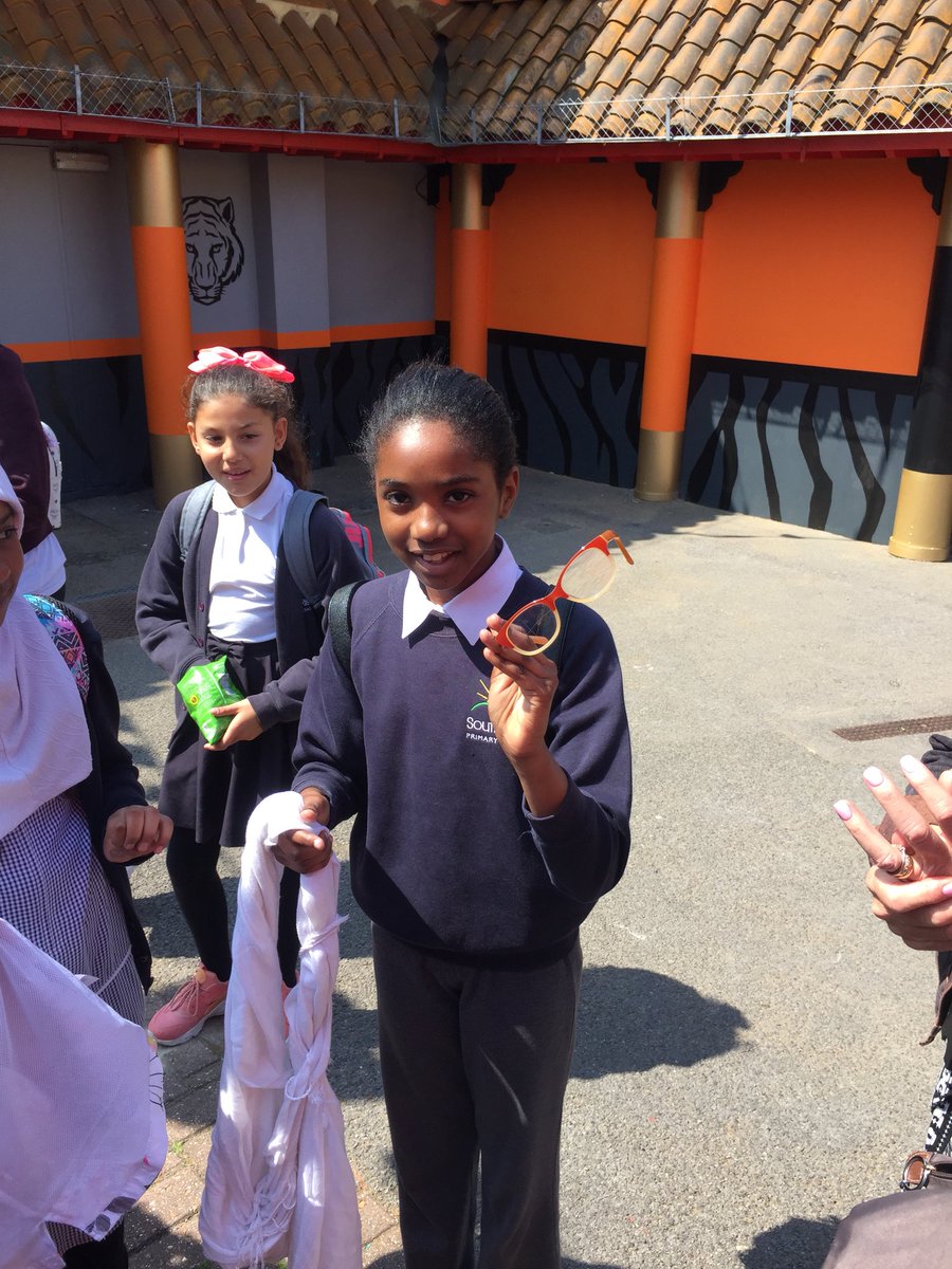 southriseschool's tweet image. Tiger Rock was awesome, we had a close call with a pair of glasses but they were rescued from the boat. Everybody is OK and enjoying the sunshine 🌞🎢 #chessupdate