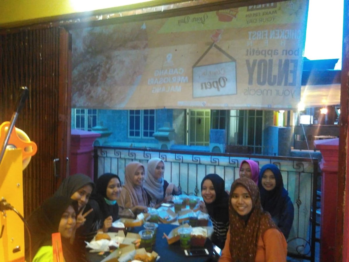 bigstone_id's tweet photo. Kunjungan dari Sanggar Tari Srikandi UIN Malang...
Selamat Berbuka Puasa... 🤤🍗🍵😋
#BIGstoneCrispyChicken #BIGt3a
#MakeCrispyYourDay #MakeFreshYourDay
#SupportLocalBrand
#SupportMerkLokal https://t.co/CkhN5RSJFn