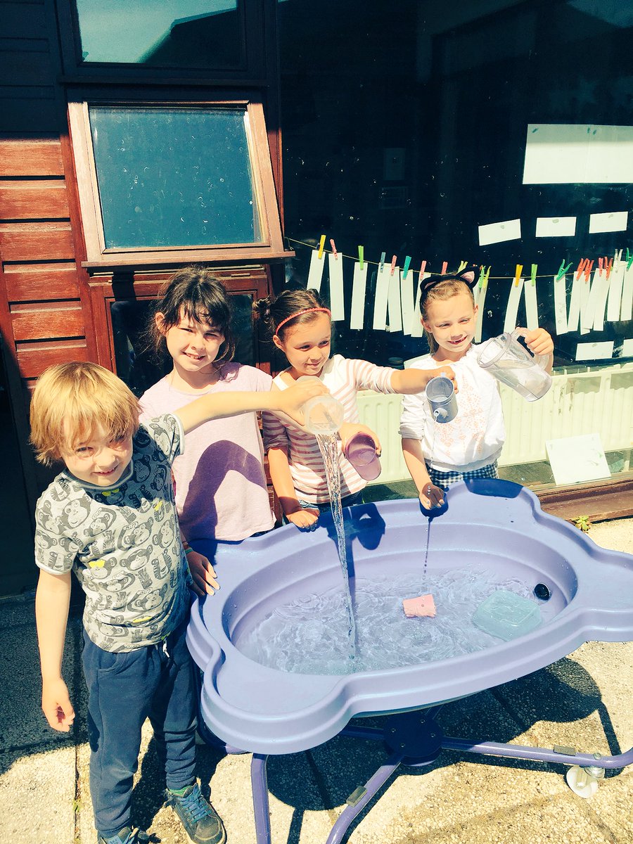 SeniorInfGETNS's tweet photo. Sun’s out? 😊💛😊 Let’s have some fun with water! 🎉💛☀️💦 #Aistear https://t.co/ylLA1Rm4ZW