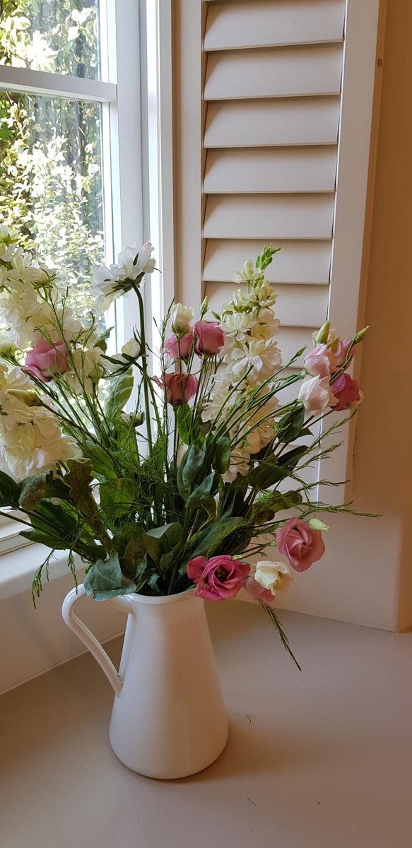 indintsol's tweet image. Its photo shoot day on site today - we managed to deliver the last of the curtains before the chap started snapping! Gorgeous holiday let, officially finished. #thewindowdresser #curtains #blinds #softfurnishings #newtonferrers #interiors