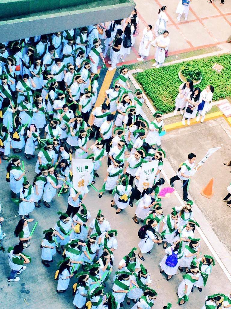 hansjosephlim's tweet photo. Congratulations Batch 2018! 💛💚 Throwback to day you walk in, before you exit the arch tomorrow! 

Happy Bacc Mass UST CON Batch 2018! https://t.co/FrrIKWNmFg