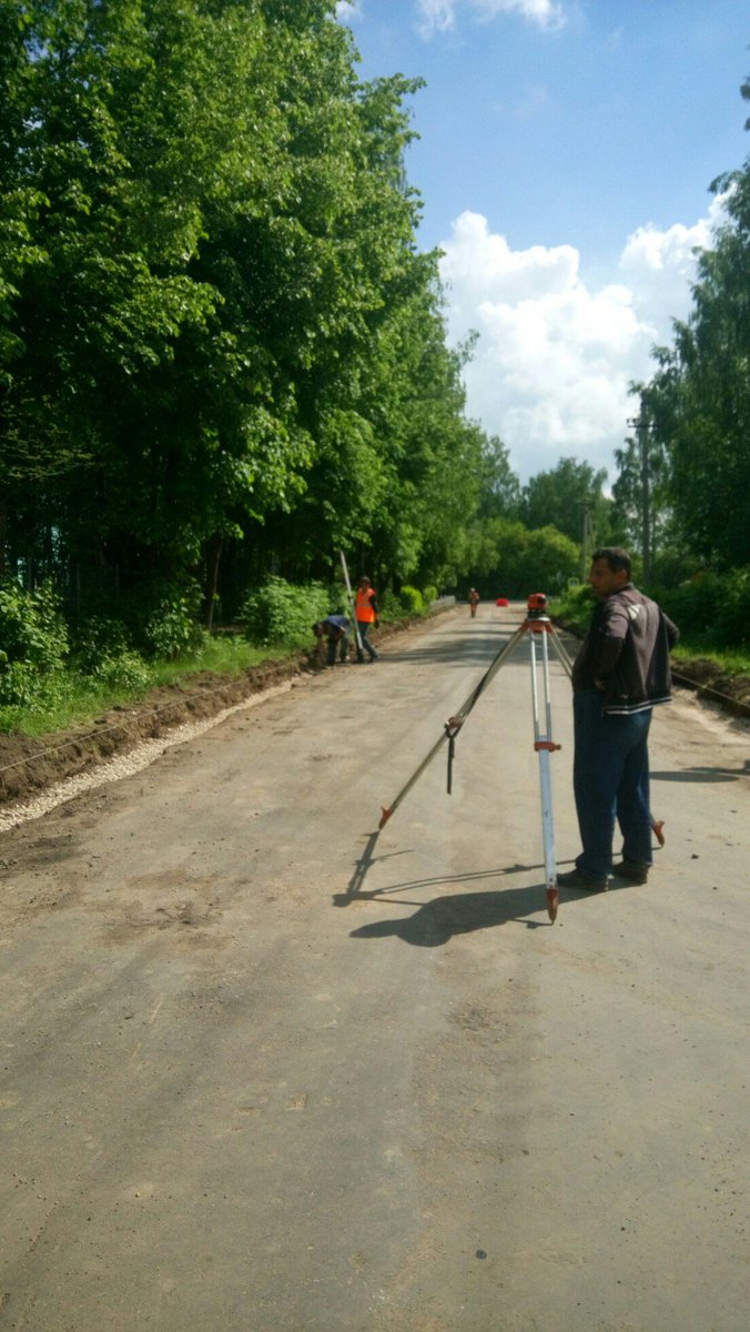 vesti50's tweet photo. В поселке Арсеньево на улице Халтурина (от улицы Папанина до улицы Советская) осуществляется ремонт дорожного покрытия с заменой бордюров. Также на пешеходном переходе вблизи общеобразовательного учреждения установлены светофоры Т7. 
Источник: https://t.co/w9a6eYoAIg https://t.co/ks2kKzgPpo