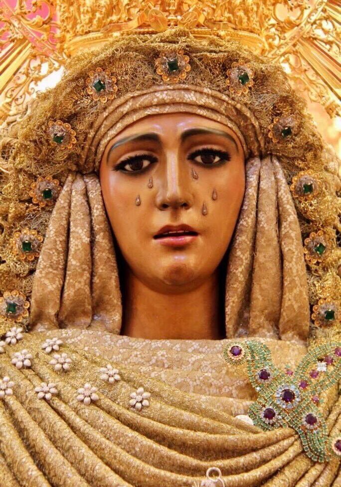 Ahora es oficial. La Virgen de la Esperanza de Triana, nuestra Santa Madre y Reina, tendrá dos salidas extraordinarias este año por el año jubilar de nuestra Hermandad. Ella será transferida a la Catedral en el 1 de noviembre y estará de vuelta en su capilla en el 3 de Noviembre.