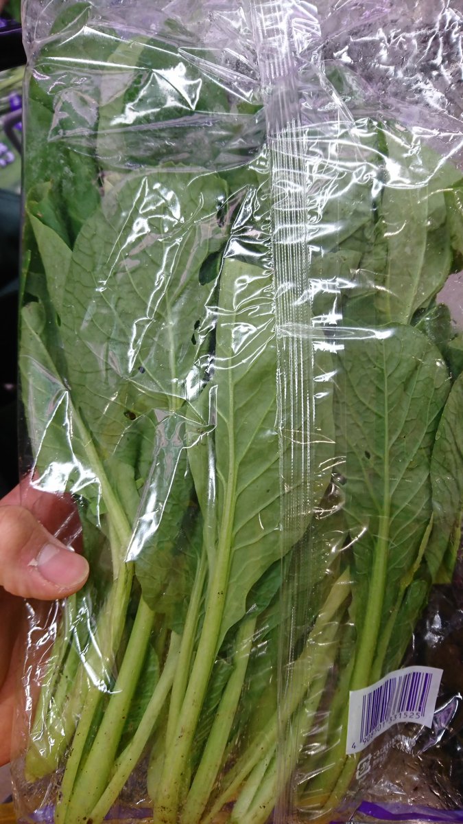 FROGMAN831's tweet photo. これだけ黄変も虫食いもある商品誰も買いたくないよな
黄変は売れなかったからかもしれないけど虫食いはもう少しチェックしないと、、、
#小松菜 #鉾田 #農業 https://t.co/2sDd8CVdLP
