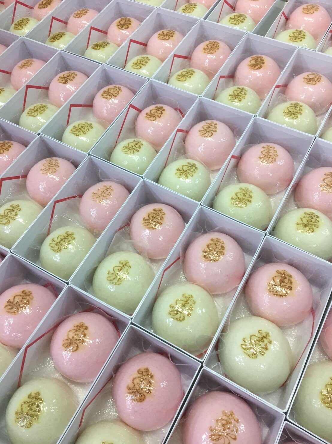 菓子舗榮太楼 紅白饅頭 一通り箱に入れたらチェックをして蓋を閉めます １つ傾いてるのを発見 菓子舗榮太楼 お菓子の榮太楼 紅白饅頭 和菓子