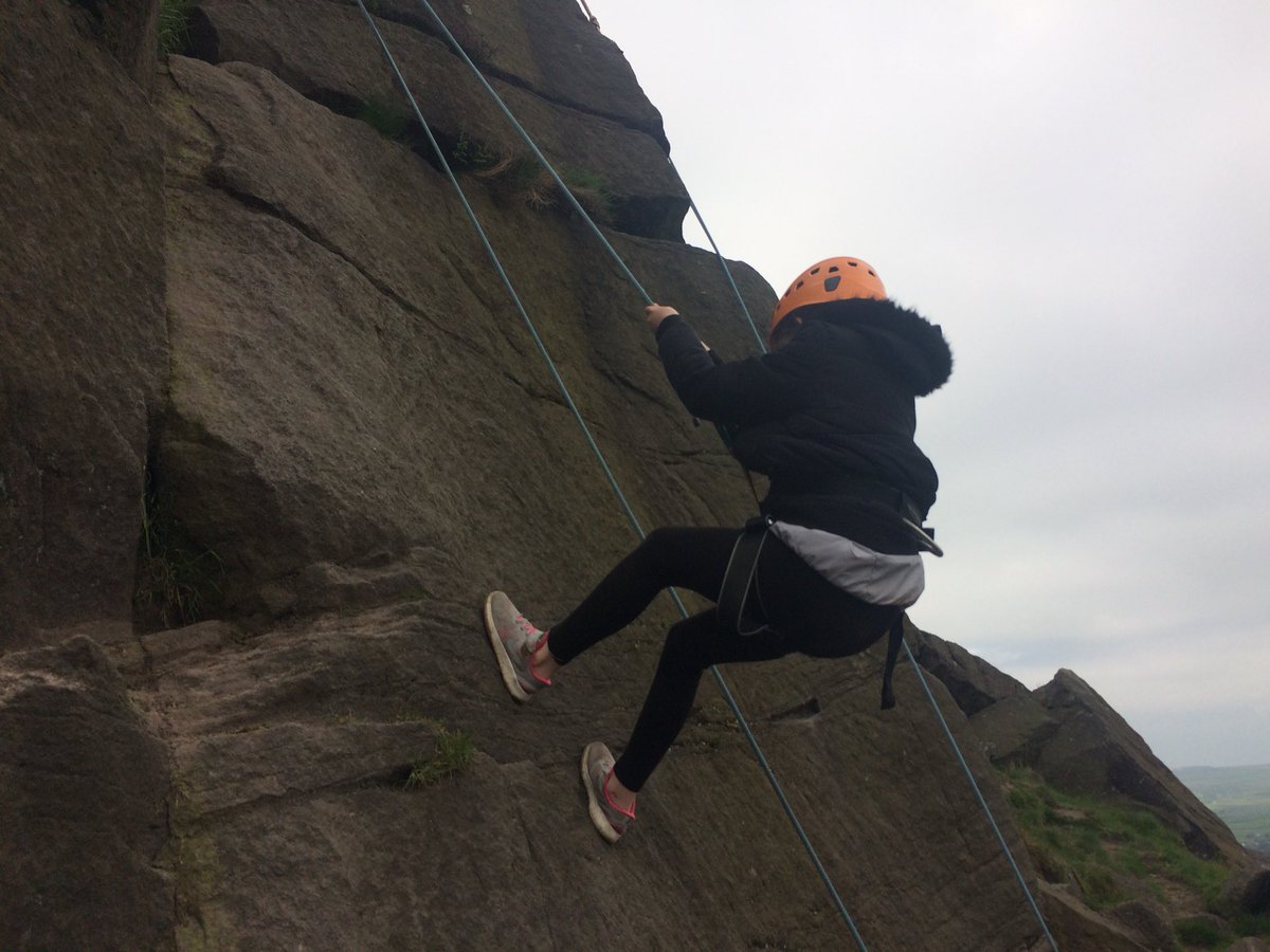 Miss_Robson_7's tweet photo. Enjoying lunch with a friendly friend after a morning of rock climbing! π§ββοΈ π§π»ββοΈπΆ@BoothferryPS #BoothferrydoesHighAdventure2018 #canwekeephim? https://t.co/PGzGD6ehHg
