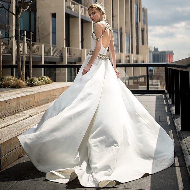 RitaVinieris's tweet photo. Simple lines + fun trains + restrained detail = Alyne. Fit for a princess 👑✨XoRV 
#simpleluxury #wedding #alynebridal #alyne #accessories #bridal https://t.co/1rM7DKgEHw https://t.co/BqiAgnGHca