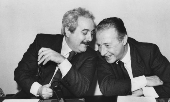 mov19Luglio's tweet photo. Capaci, #23maggio 1992: Giovanni #Falcone, Francesca Morvillo e 3 uomini della scorta furono assassinati dalla mafia e da uno Stato complice
Solo l'unione di tutti noi può cambiare veramente questo Paese! Non restiamo isolati. Uniamoci! https://t.co/MhLmOaH9mD
