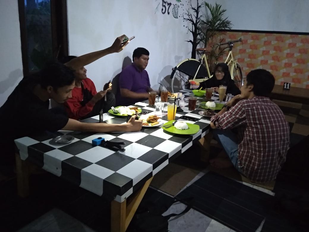 hengky_kik's tweet photo. ngumpul sejenak blogger Pemalang @massolpanjava @haloarul @salmanbiroe @NyiPenengah mas @bungeko_ absen dulu https://t.co/RMrCGTPgz7