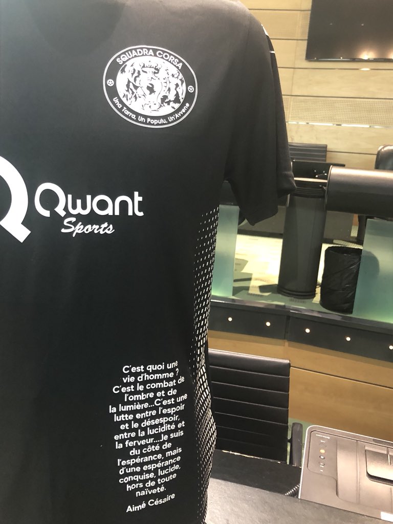 Gilles_Simeoni's tweet image. Le maillot 2018 de la Squadra Corsa, frappé de deux citations d’Aimé Césaire et Ghjuvan’Teramu Rocchi, en hommage à la #Martinique, la #Guadeloupe, la #Guyane et la #Corse, et à l’amitié entre nos peuples