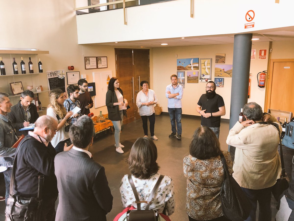 turvalladolid's tweet photo. Inés y @elsuso79 nos reciben en @BodegaHiriart @TurismoCigales para disfrutar de una visita a bodega que une la tradición y la modernidad. #trendelvino #ValladolidEsVino @Renfe @Dip_Va @RutaVinodeRueda https://t.co/JbAaE5CtNd