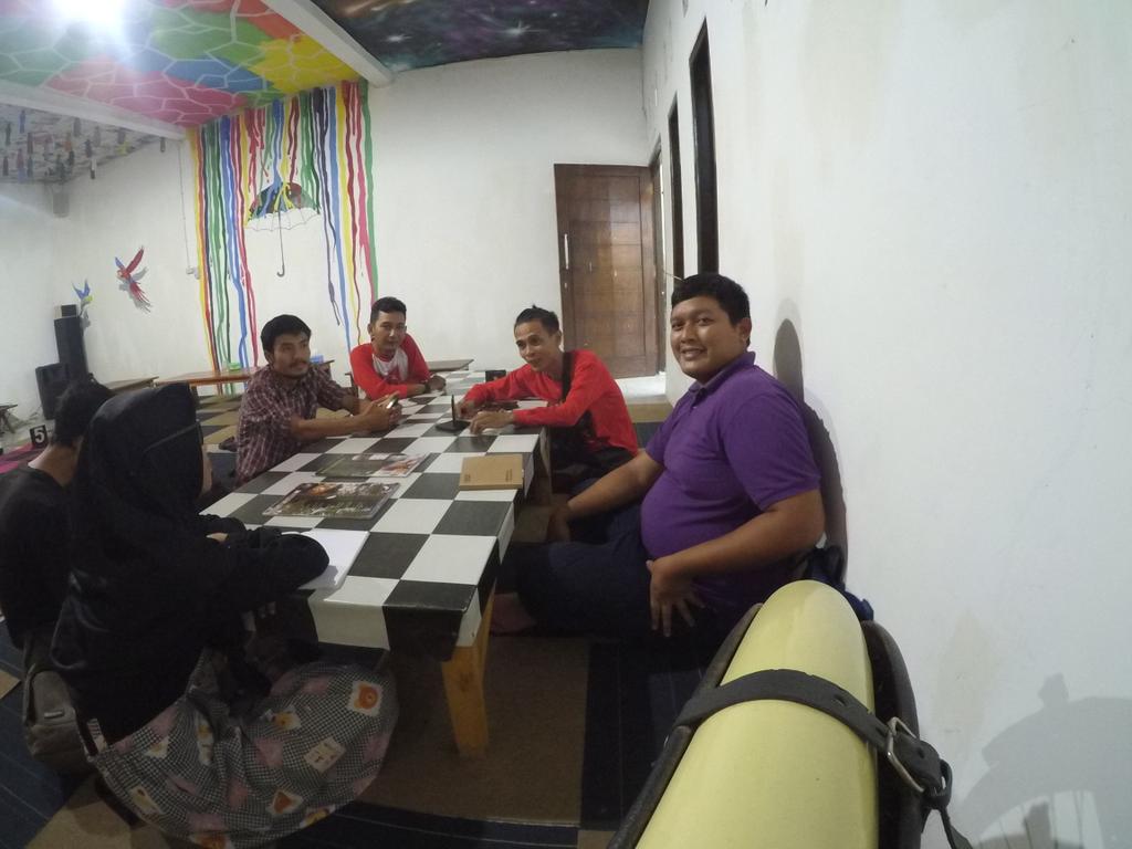 hengky_kik's tweet photo. ngumpul sejenak blogger Pemalang @massolpanjava @haloarul @salmanbiroe @NyiPenengah mas @bungeko_ absen dulu https://t.co/RMrCGTPgz7