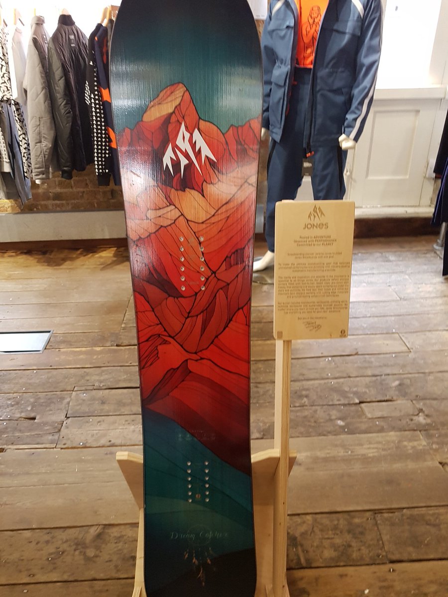 TeleSkiSnow's tweet photo. Concentrate @catweakley! Getting involved with some paint thanks to #RPRoberts the artist behind some of @JonesSnowboards coolest graphics #ACMPopUp https://t.co/zaY8fvMjlc