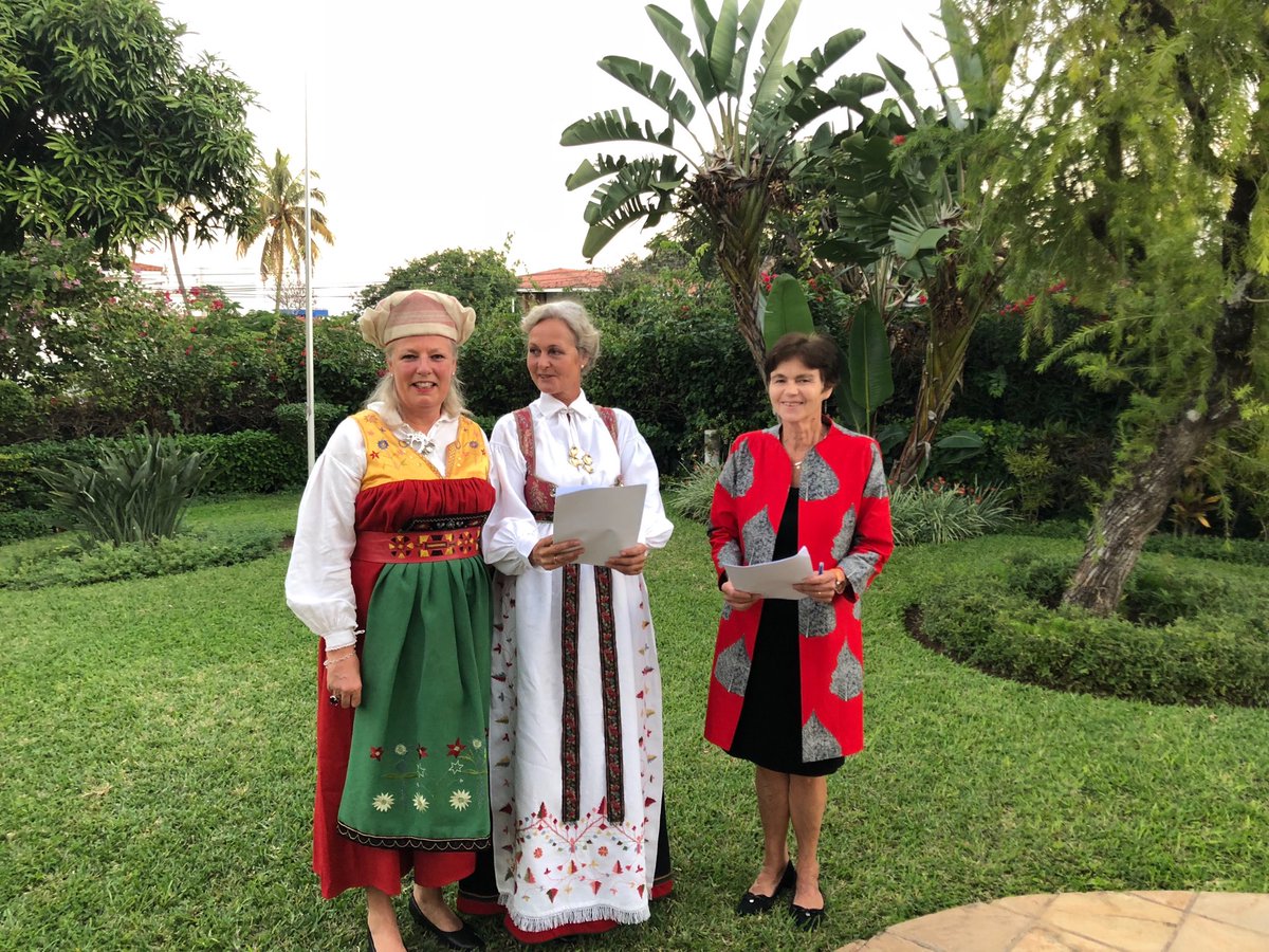 Marie, Laura og jeg øver på felles tale til felles nordisk nasjonaldag. Heia nordisk samarbeid, åpenhet, inkludering og likeverd like aktuelt i Mosambik - fin markering i går!