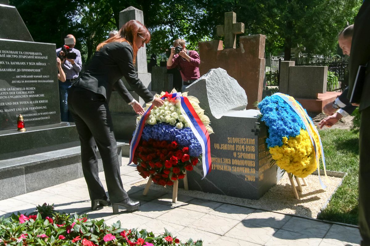 MO_RS's tweet photo. Ministrica za obrambo @AndrejaKatic je v ukrajinskem Lvovu slovesno odkrila spomenik padlim Slovencem med prvo svetovno vojno https://t.co/bSr7ysklmb https://t.co/S9B5eEFp6q