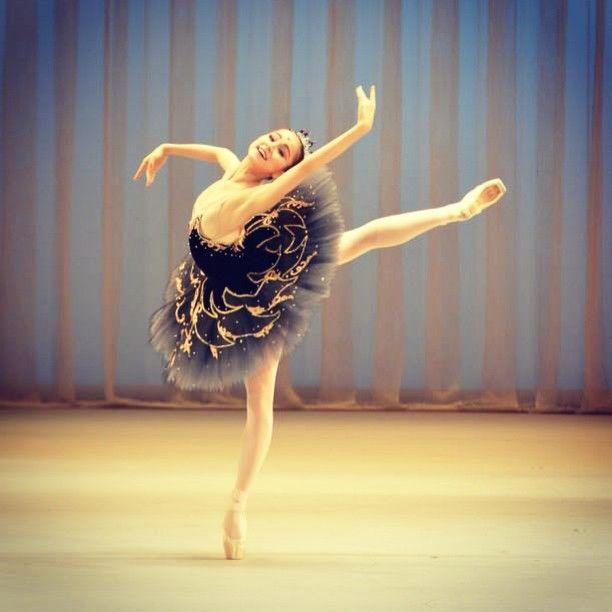 ngbay_com's tweet photo. Happy Birthday, Miko Fogarty!

Miko Fogarty is an award-winning dancer who took home gold at the Moscow International Ballet Competition in 2013 and at the 2009 and 2011 World Ballet Competition. 

#CelebWednesday #NgBay #MikoFogarty https://t.co/N4oYXerOkn