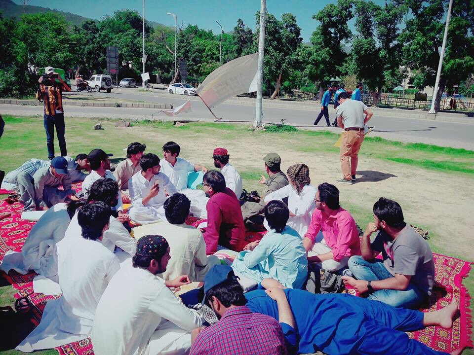 AnasDawar4's tweet photo. Students for Mehran Council Quaid e Azam University islamabad sitting on Protest for missing Persons of sindh in open sky after Islamabad Police demolished their peaceful camp at National press Club Islamabad
#RelaseMissingPersons
@a_baittani @mjdawar @atifthepoet https://t.co/AnnByC3SWo