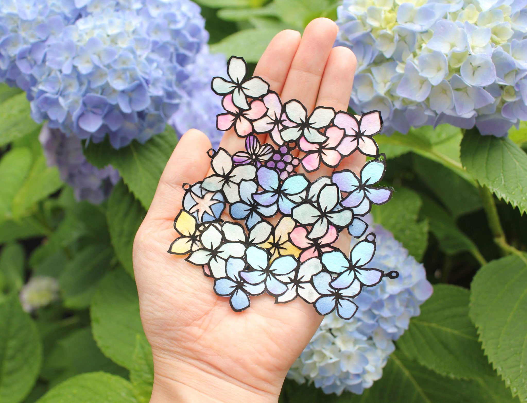 佐川綾野 切り絵作家 Pa Twitter お知らせ 紫陽花のネックレス 静岡伊勢丹で販売します 5 30日 6 3まで 静岡伊勢丹8階大催事場にて しずフェス イベントに参加いたします T Co Gd9vvcbjnj 切り絵 紫陽花 あじさい 静岡 T Co