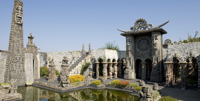 MagazineVoyages's tweet photo. Après les jardins de Bomarzo à Rome, continuons notre chasse aux  monstres au musée Robert Tatin à Cossé-le-Vivien en Mayenne. A voir  absolument !
@MayenneTourisme #Park #France #Tourisme #voyagesvoyages #Mayenne #insolite #discover #jardin https://t.co/yc4sEoyuVU
