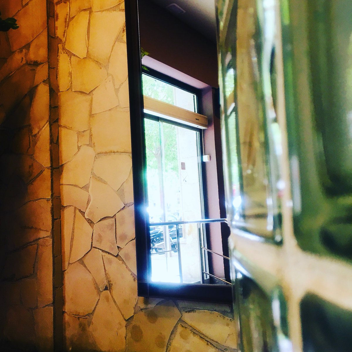 rest_guito's tweet photo. Rincones en los que perderte un miércoles cualquiera... #rest_guito #grupoelreloj #food #enjoy #tapasbarcelona #restaurantesbarcelona #coctails https://t.co/5WlT7k0Ca9