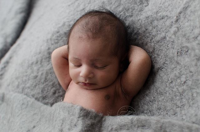 gatineauphotog's tweet photo. Napping in style <3
#babyboy #newborn #newbornbaby #10daysold #10daysnew #1weeknew #1weekold #babyboy #babyphotos #enjoythelittlethings #capturethemoments #livethesimplelife #minimalistphotography #greyprops #greyknit #greywrap #babywrap #greynewbornsetup #newbornphotograph… https://t.co/F9z5OYvZEY