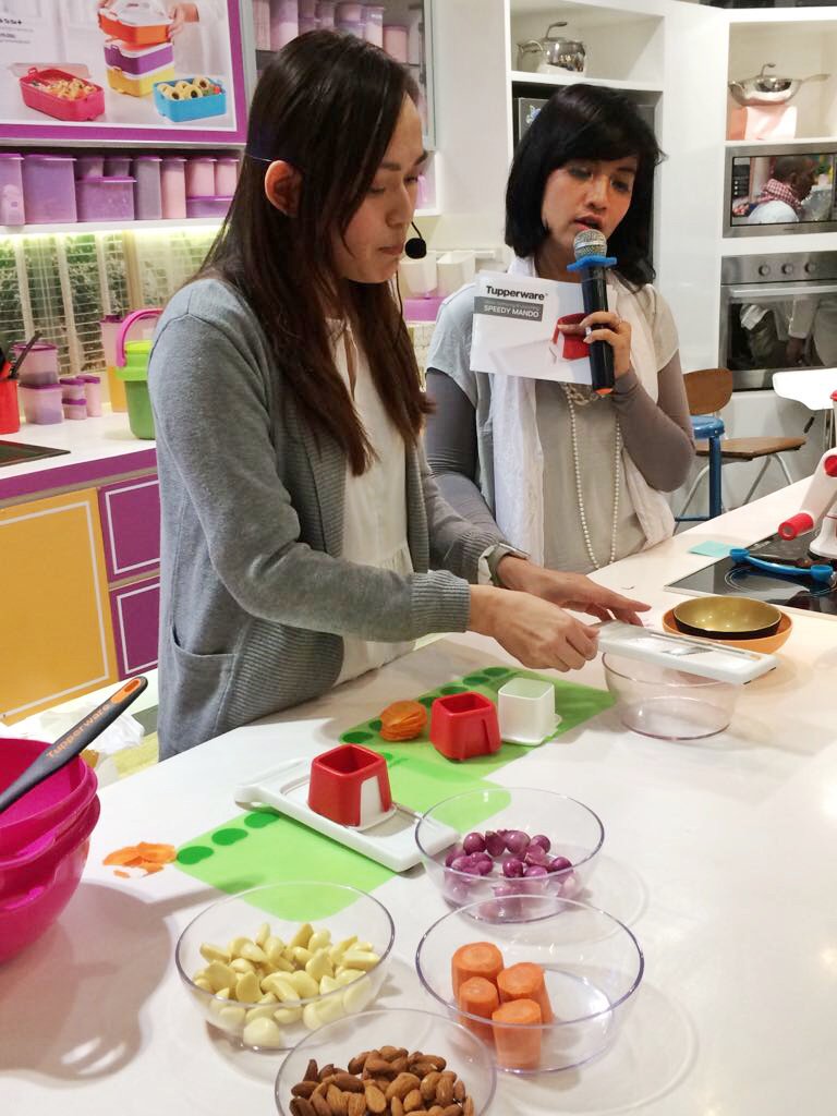 tupperwareID's tweet photo. Serunya peluncuran New Catalog serta produk baru "Speedy Mando & Fusion Master Mincer" yang penuh inovasi berlangsung di Tupperware Showroom SQ. Berbagai keunggulan produk tersebut terbukti mempermudahmu di dapur! #PakeTupperware #KatalogTupperware https://t.co/gqusTV4S0H