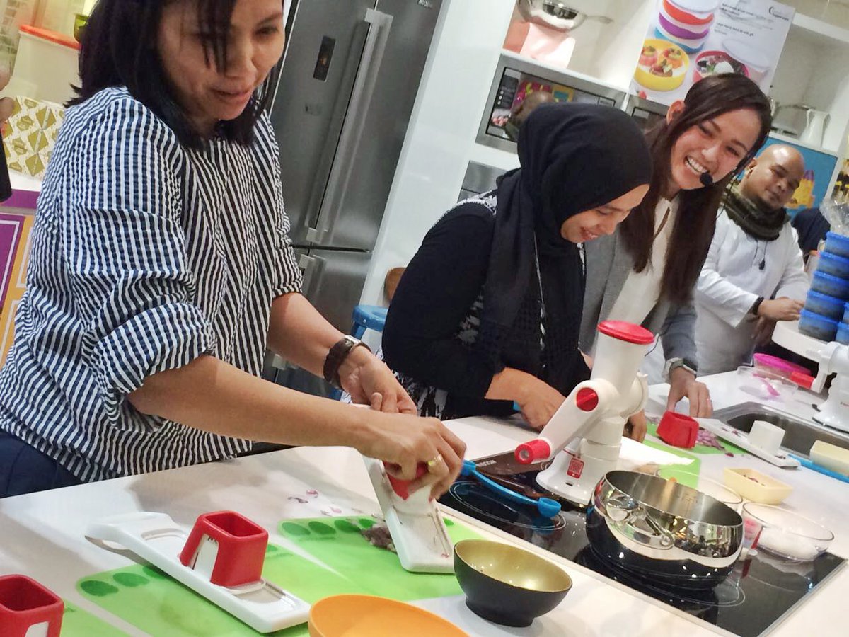 tupperwareID's tweet photo. Serunya peluncuran New Catalog serta produk baru "Speedy Mando & Fusion Master Mincer" yang penuh inovasi berlangsung di Tupperware Showroom SQ. Berbagai keunggulan produk tersebut terbukti mempermudahmu di dapur! #PakeTupperware #KatalogTupperware https://t.co/gqusTV4S0H