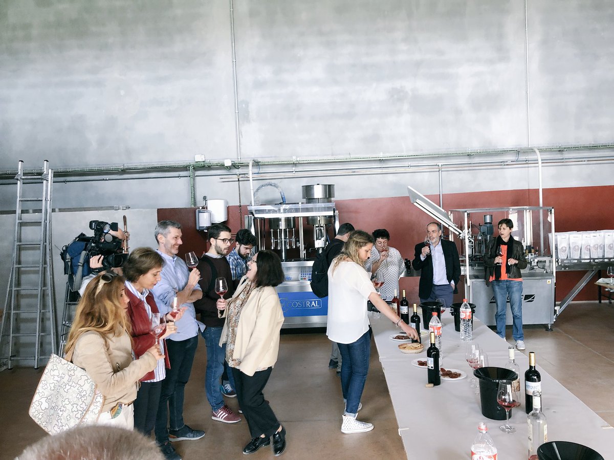turvalladolid's tweet photo. Disfrutar de un buen vino 🍷 y de la cultura del vino en una provincia con 5 denominaciones de origen. @BodegaHiriart @TurismoCigales @Dip_Va @Renfe #trendelvino #ValladolidEsVino https://t.co/aYtfBNGJTF