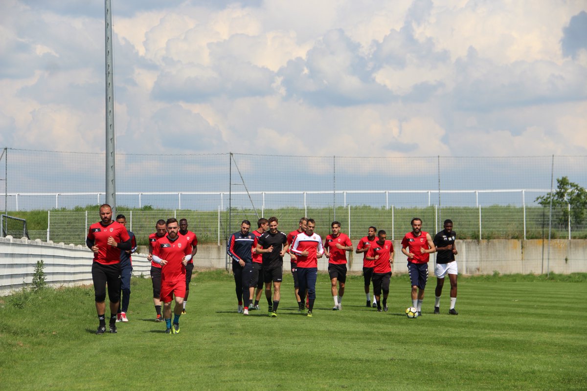 fcchartres's tweet photo. Retour en images sur l'entraînement d'hier après-midi à Jean-Gallet. 

#AllezChartres #TeamChartres #Chartres #N2 https://t.co/AH8GH9V3vj