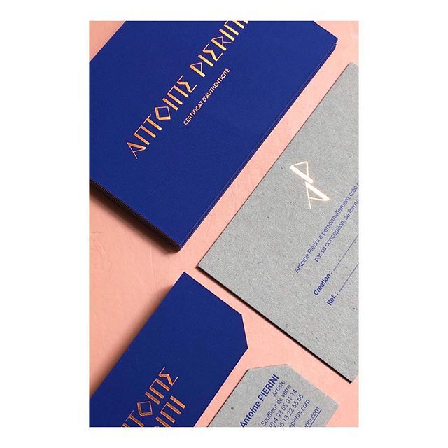 PimpantStudio's tweet image. Les superbes impressions de l’identité que nous avons réalisée pour @antoine_pierini, artiste verrier hors pair, viennent d’arriver à notre atelier ! Merci à @atelierbulk ! 👌✨
.
.
.
#hotfoil #fedrigoni #antalis #letterpress #bulk #antoinepierini #cou… ift.tt/2LmlWlO