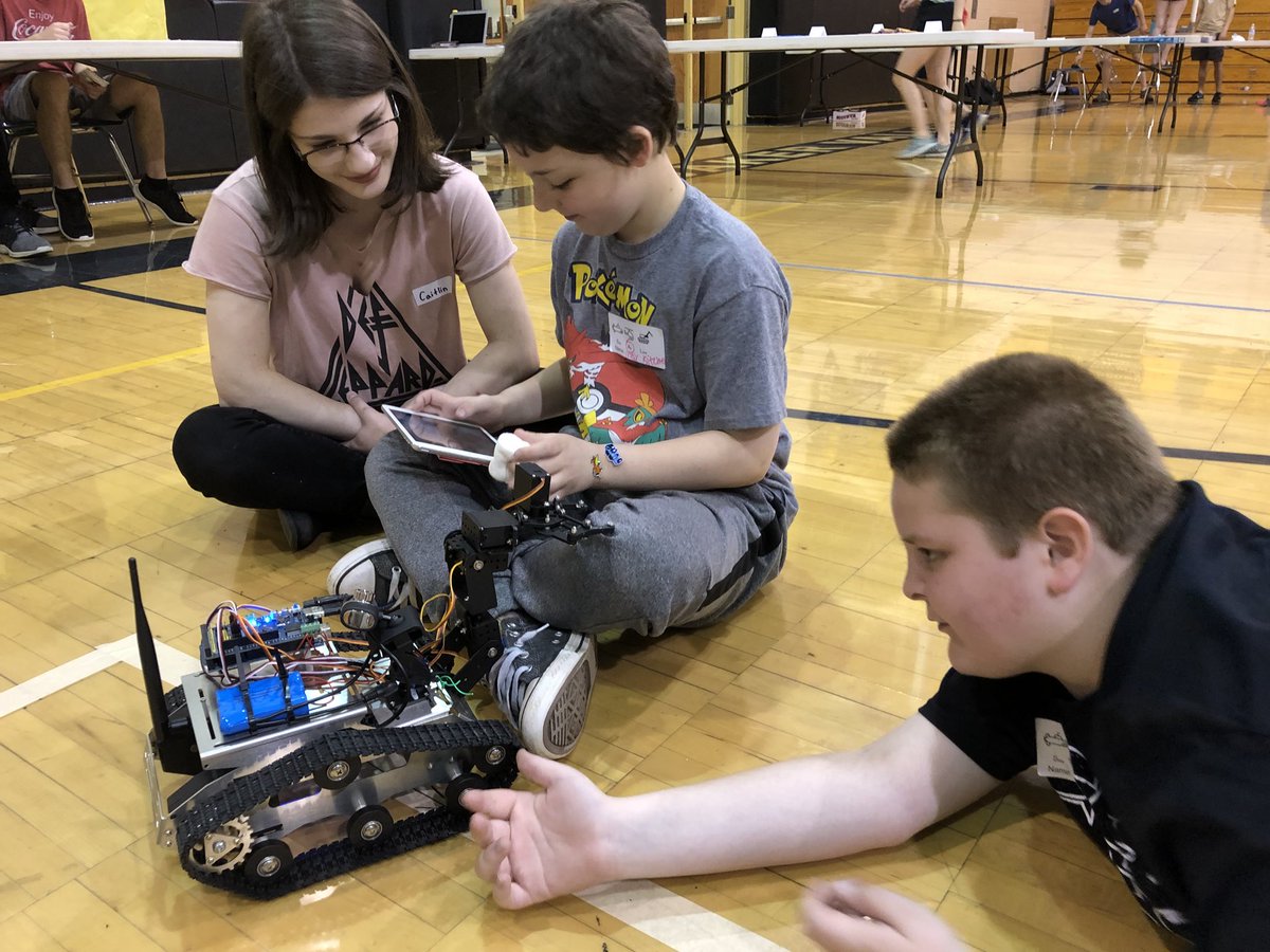 SciEdInnovator's tweet photo. Crew from @OsborneElem observed, prototyped, made, experimented, &amp; reflected at QVHS STEAM event! #remakedays #pzqvsd #make #STEAM https://t.co/zubKCZrQNc