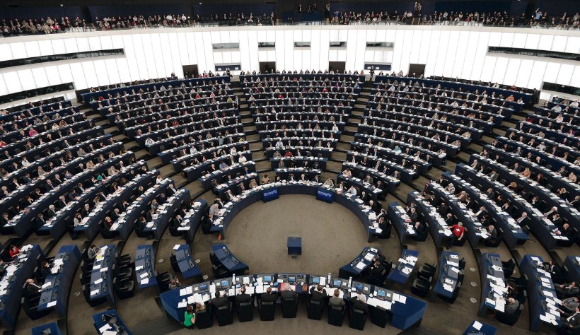 JeunesPatrioteR's tweet image. L'#UE pourra conclure ses prochains accords commerciaux sans #Parlements nationaux: L'UE veut éviter que les #traités qu'elle négocie puissent être stoppés par un seul Parlement #national ou #régional, elle a donc trouver une solution, se passer de l'avis des parlements...