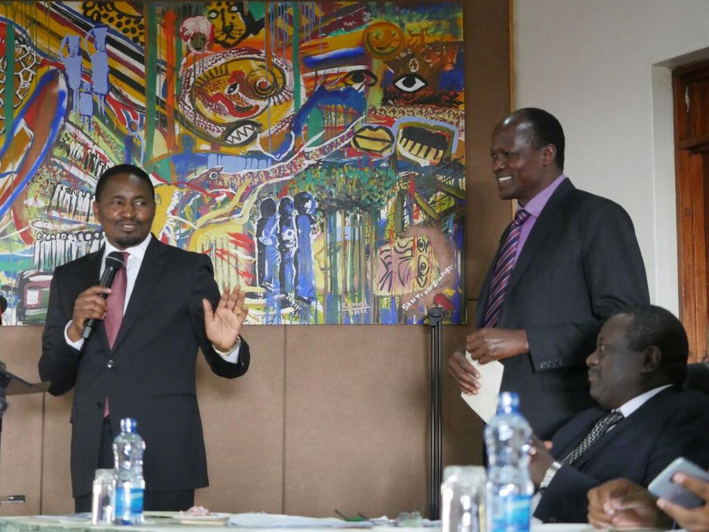 Hon_Kiunjuri's tweet photo. I would like to urge the #media, the @KenyaGovernors and all the stakeholders, to walk with my Ministry in finding a common approach to fight Fall Army Worm. Let's join hands in ensuring that Kenya is food secure.
#fightFAW
@MediaCouncilK
@RachaelOmamo
@Obadojj
@LesiyampeR https://t.co/kKnlcjbrDV