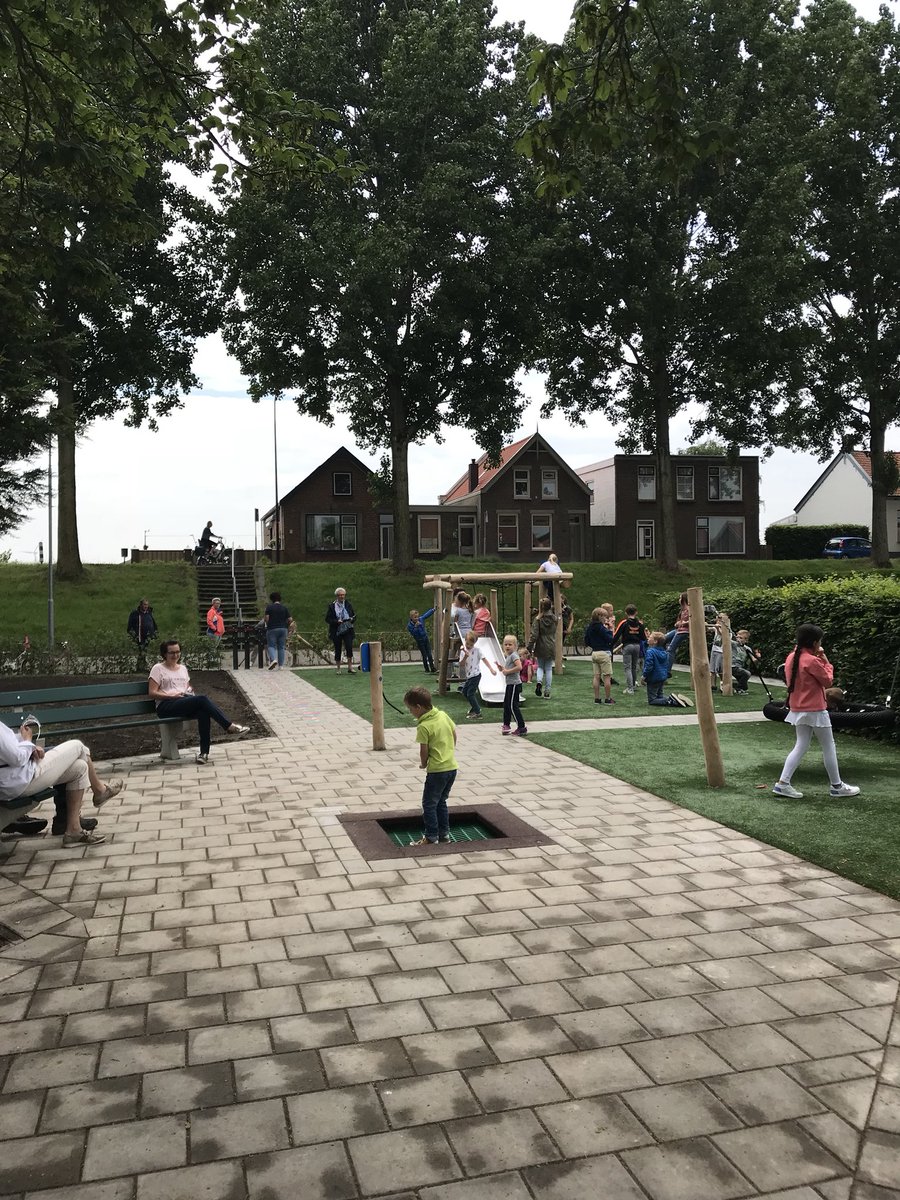 Het door de Raad van #Moerdijk in 2017 vastgestelde Speelruimteplan krijgt een gezicht. Vandaag 1e speelplek nieuwe stijl, van de totaal ong. 70 in de hele gemeente, geopend aan de Julianastraat in #Fijnaart. Na een interactief proces met de omwonenden. Veel speelplezier gewenst.