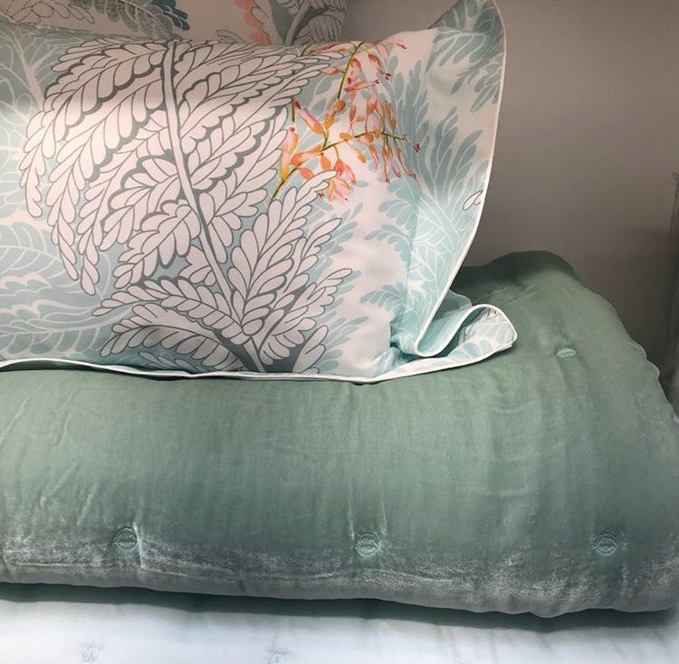 MLS_LinenShop's tweet photo. Our #bedlinen collection #Lucine can match with our #céladon #counterpane! Thank you to @ELLEDecoUK Interiors Editor for her pictures. It is a pleasure to present our store at 158 walton street to the @Hearst team ! #presspresentation #linencollection https://t.co/7y1e9udxo2