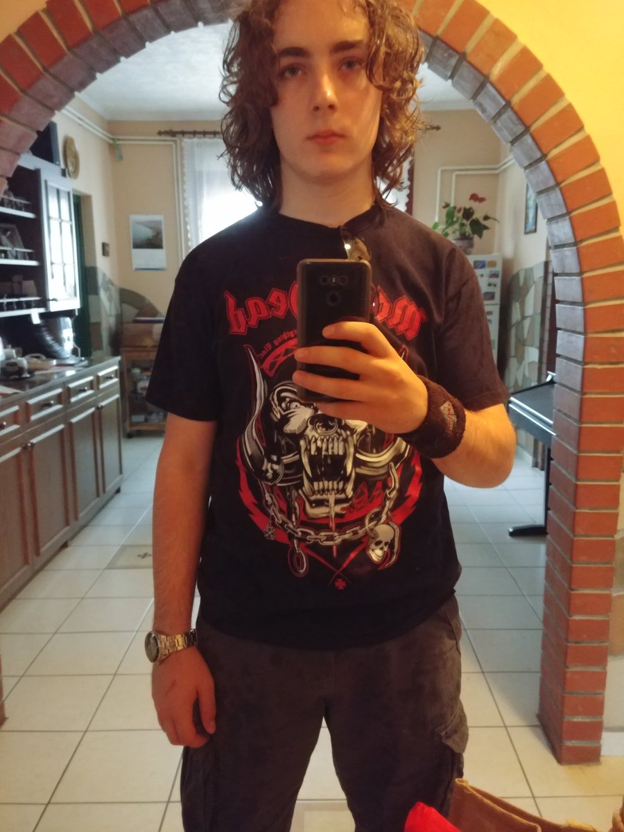 vleslei2001's tweet photo. Oké, lehet, hogy egy hangyányit szarrá áztam és most alsógatyában írom ezt a tweetet.... #highschoollife https://t.co/HMSkfFyEwb