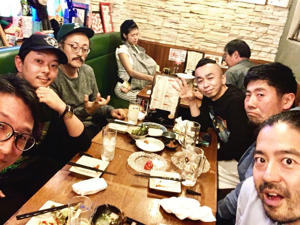 GOE_theSHUWA's tweet photo. 週末はバンコクから一時帰国してたジンくんを囲んでバンド飲み。
すげぇ楽しくて、すげぇ刺激もらえる大好きな人たち!
#aire
#FEVER
#RR
#endzweck
#deepseadrivemachine
#thebandapart
#FIXED
#theSHUWA
#bangkok
#japan https://t.co/xMlDBS9W4u