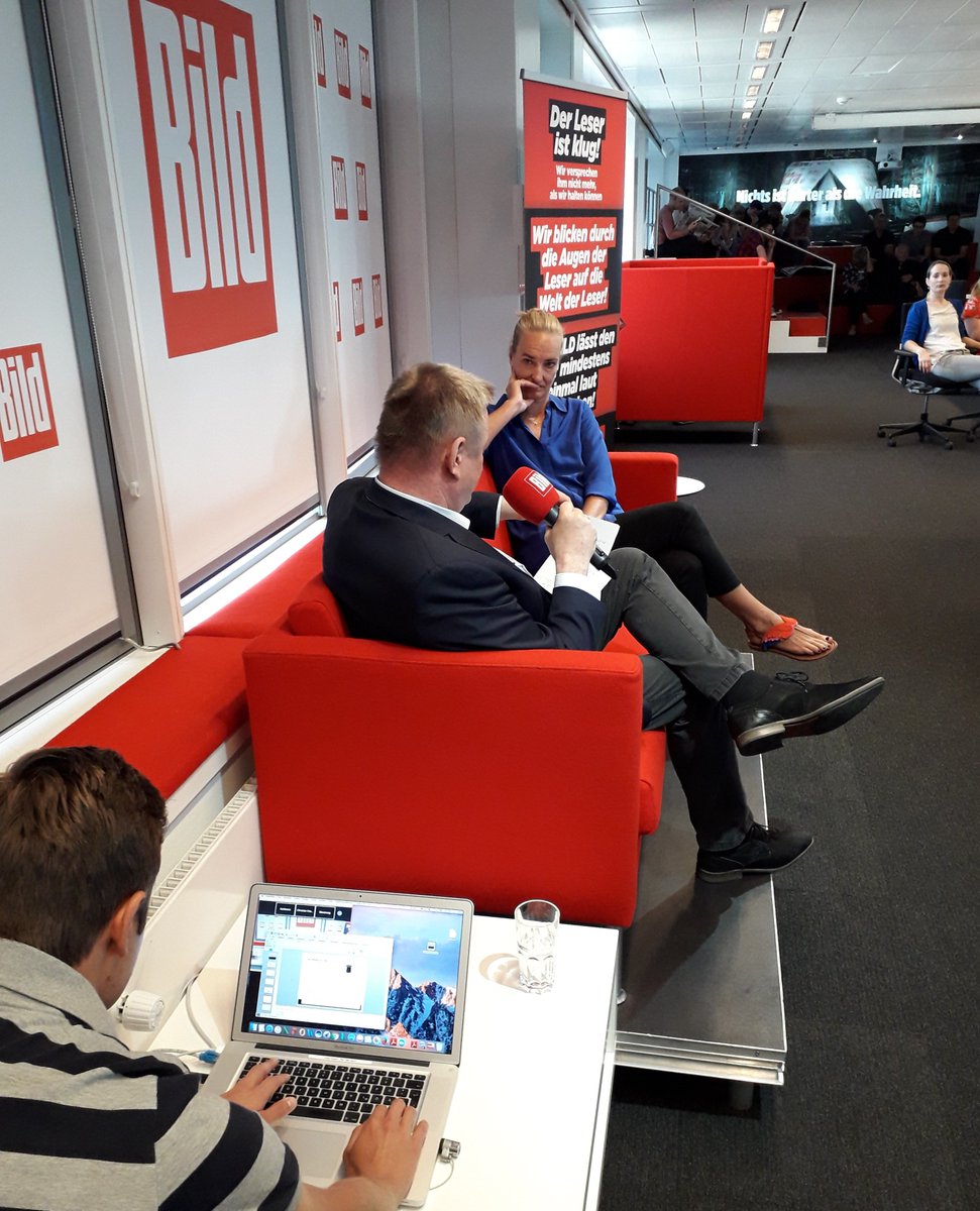 groehe's tweet photo. #Klartext im Newsroom: Ich konnte heute die "Blattkritik" bei der @BILD übernehmen und die Tops und Flops der aktuellen Printausgabe bewerten. Pressearbeit über den Dächern Berlins, gute Gespräche mit @NikolausBlome, @DirkHoeren, @Fritz_Esser und Franz Solms-Laubach! https://t.co/8Hhnk9PNDW